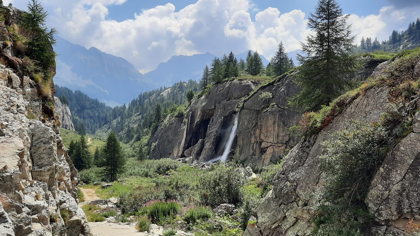 Vallone del Vannino, framed by tall cliffs