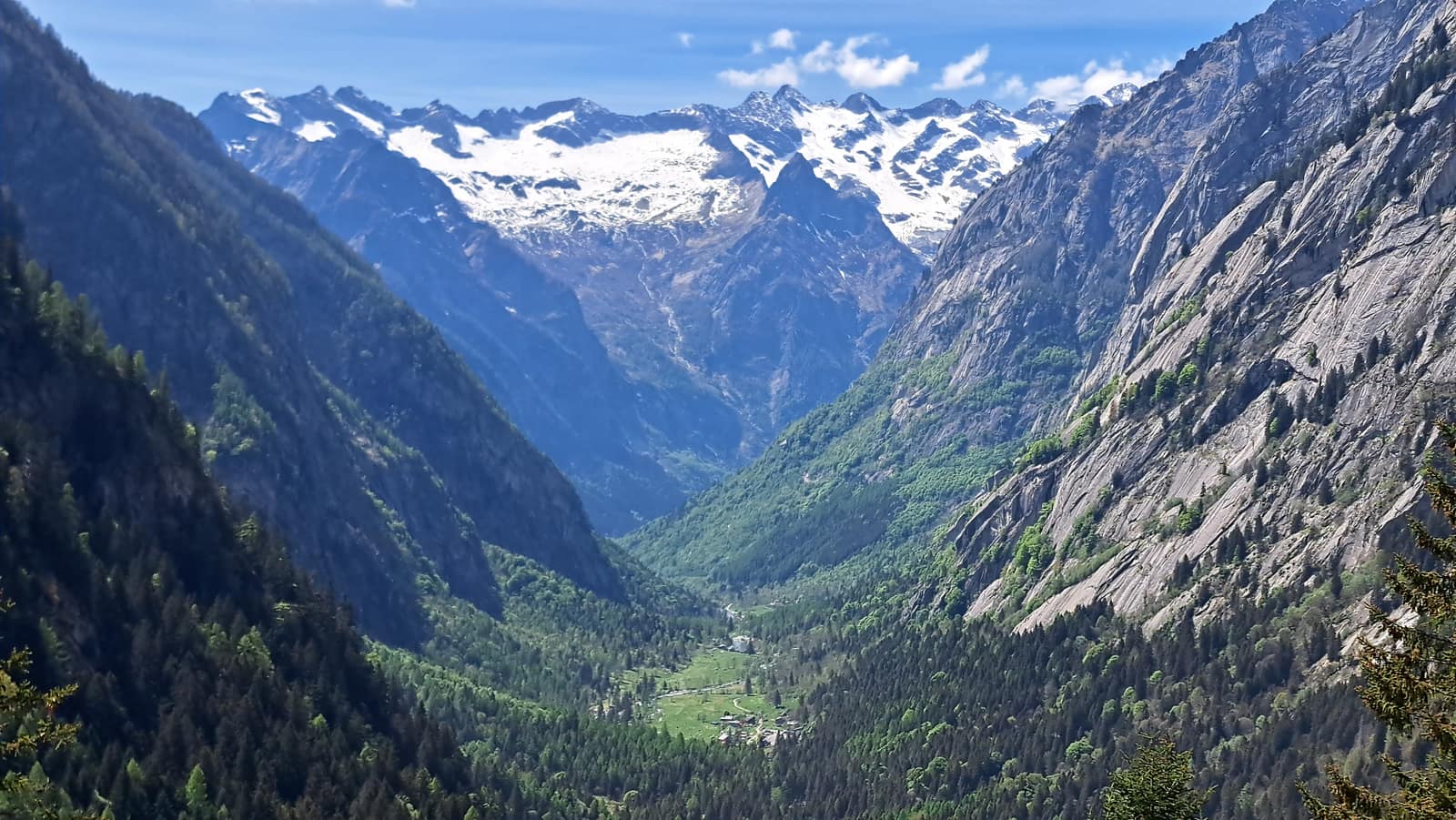 Val di Mello, view from the panoramic point along the trail to Alpe Pioda.