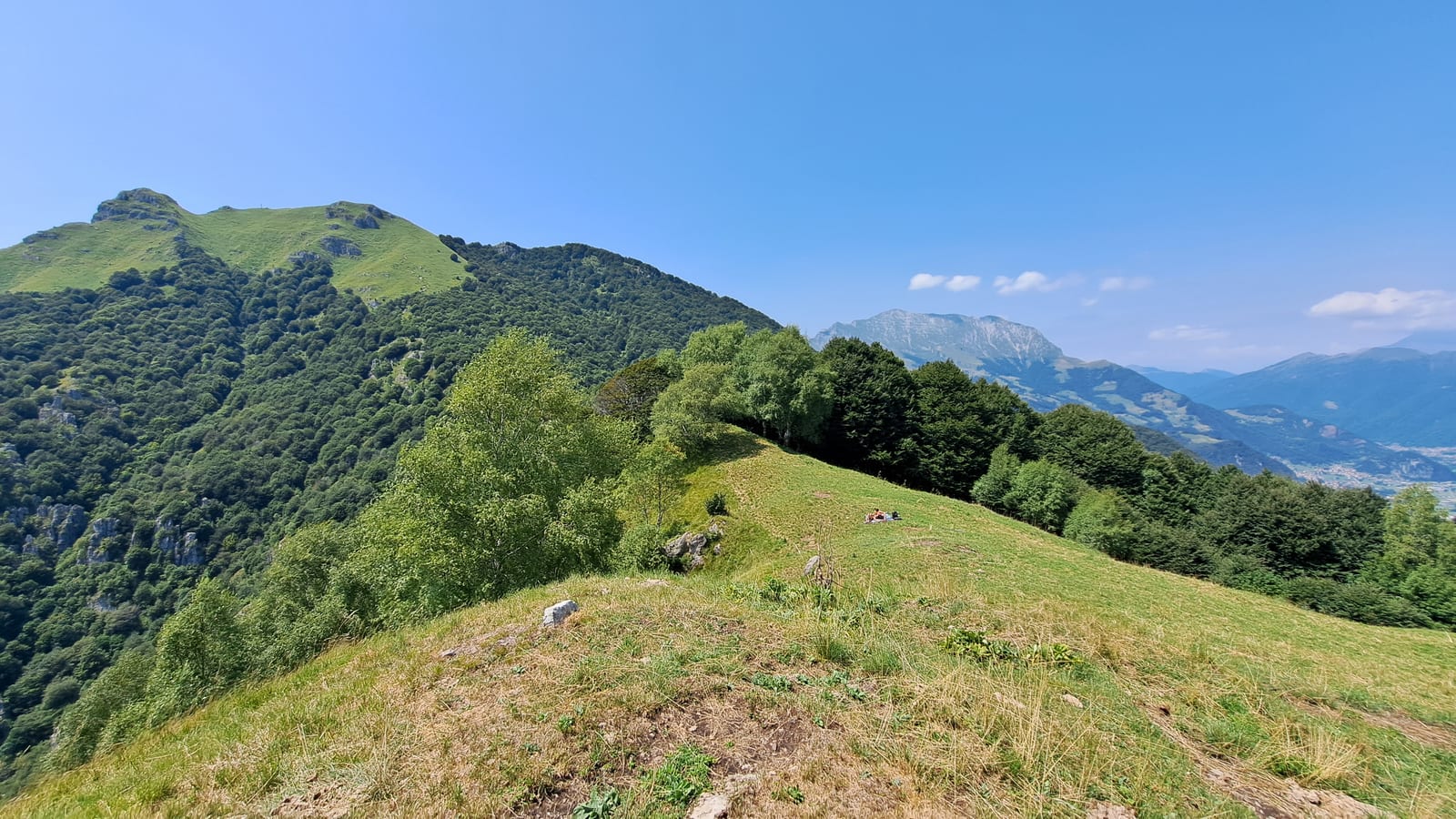 Monte Due Mani in front of the Grigna Settentrionale.