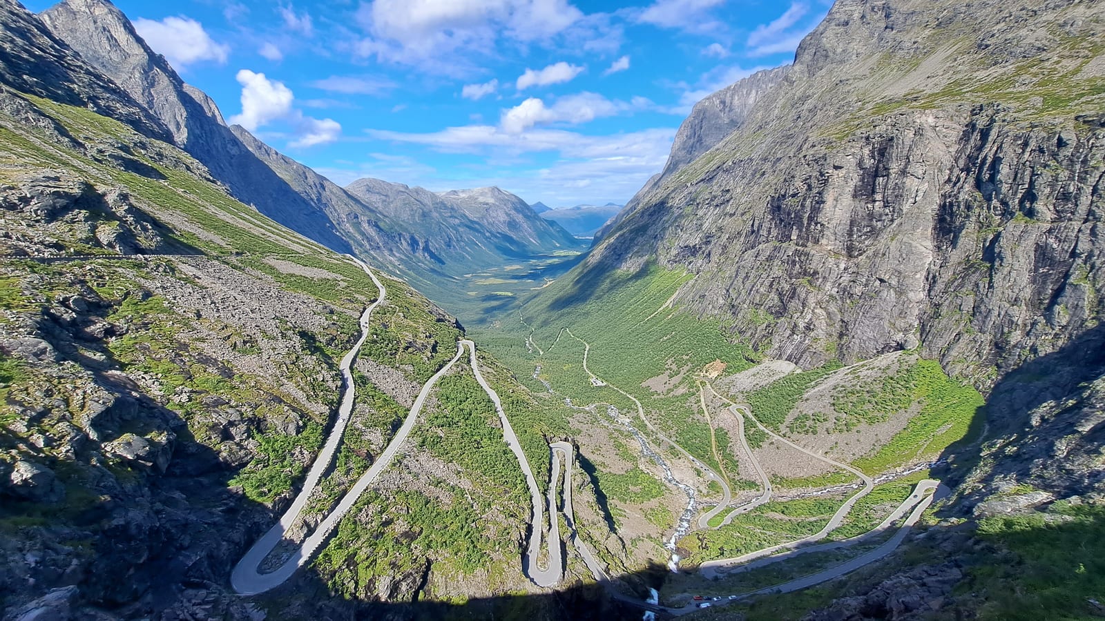 Jostedalsbreen, the glacier that reaches almost down to the road.
