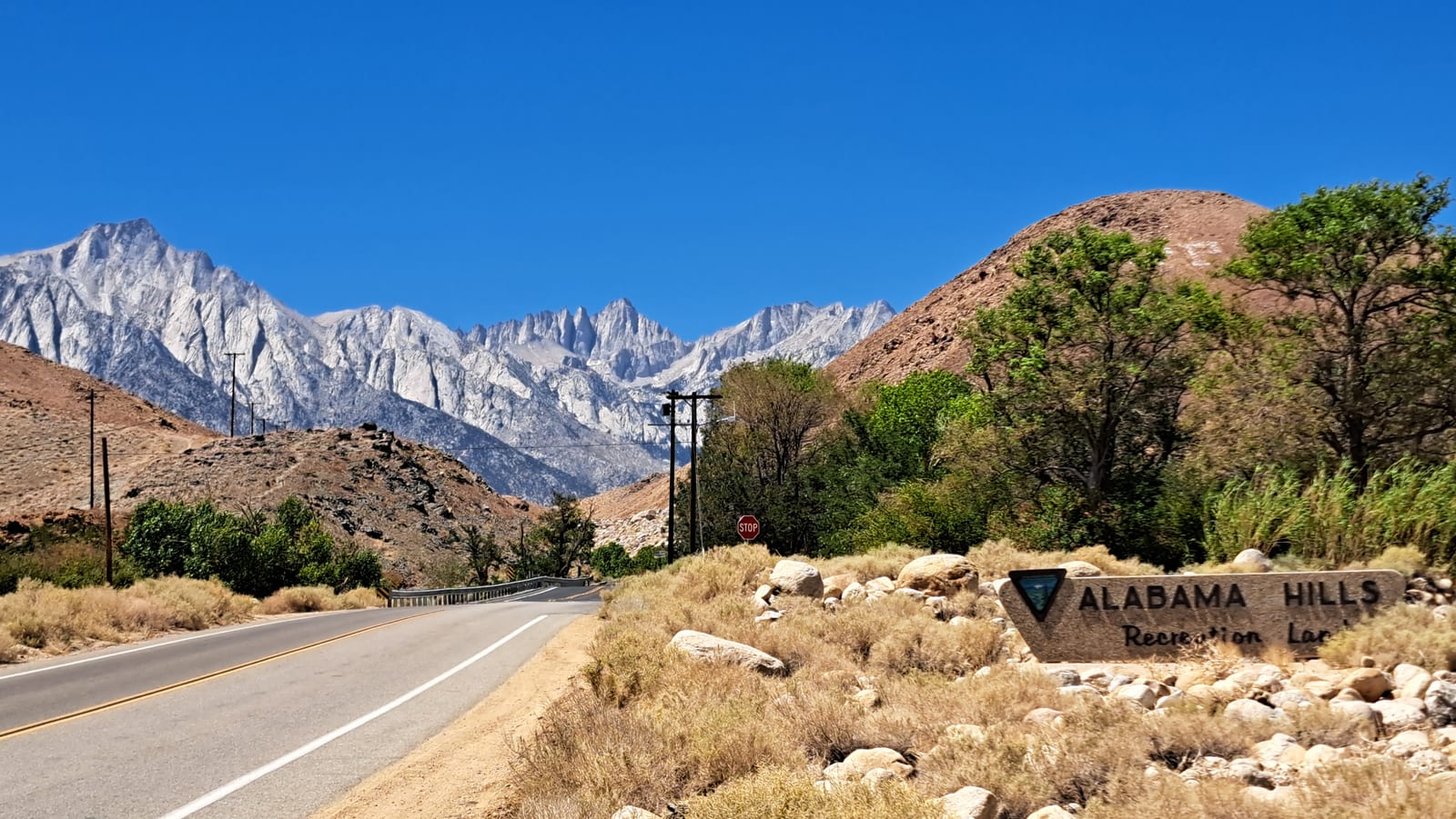 Alabama Hills. Mount Whitney among the peaks of the Sierra Nevada.
