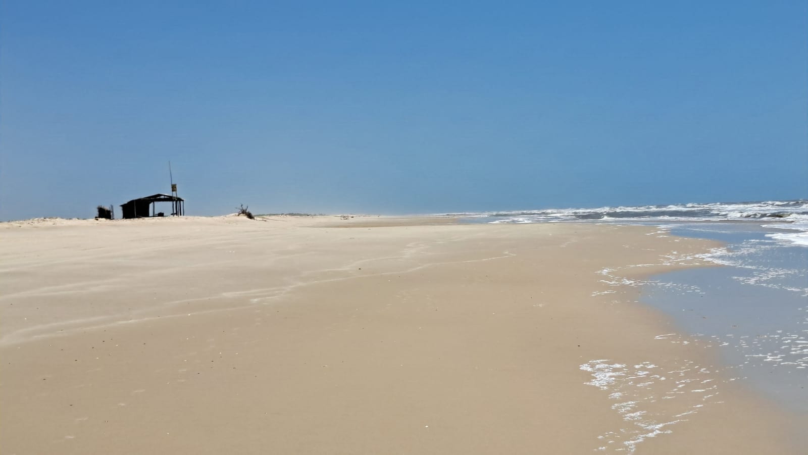 Caburé's ocean-side beach, deserted for kilometers