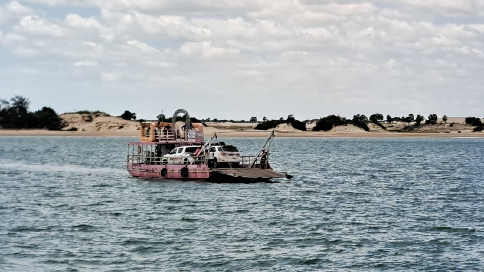 The barge crossing the Camocim estuary