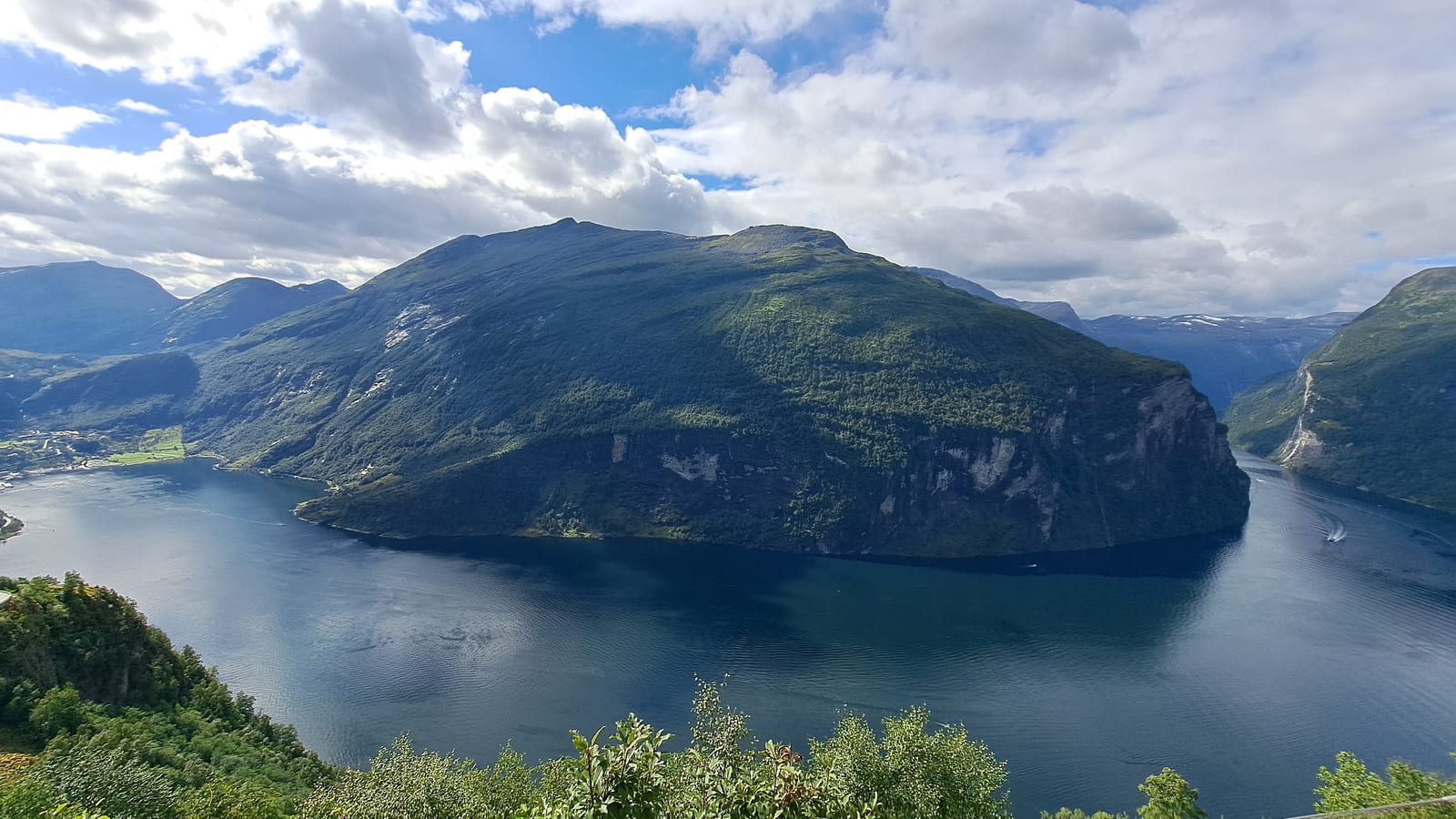 The view over the Geirangerfjord from the Ørnesvingen lookout