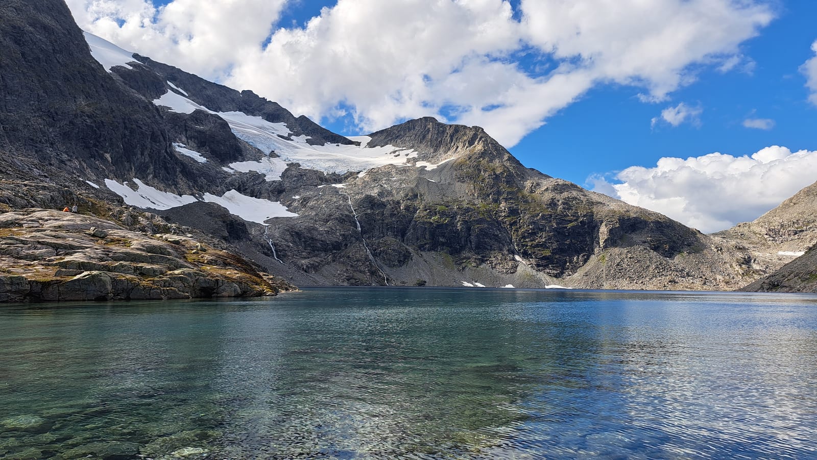 The glacial lake of Bispevatnet, at the foot of the permanent snows